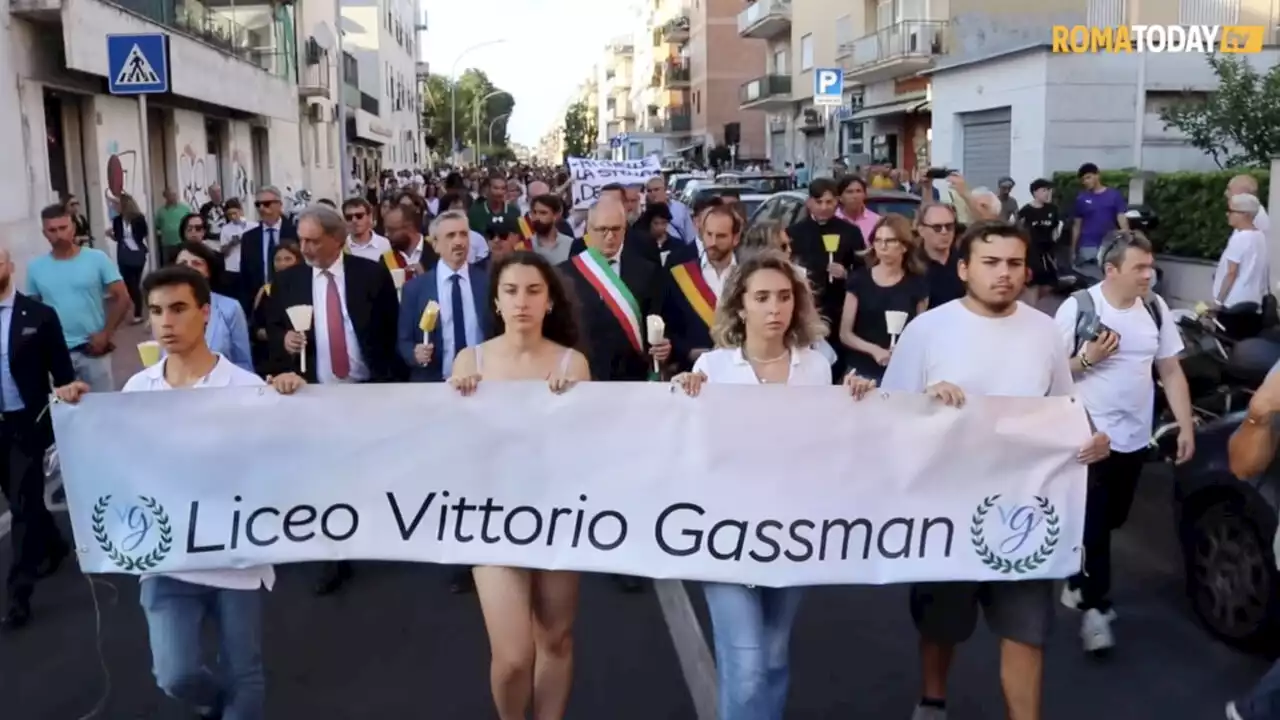 VIDEO | 'Giustizia per Michelle': migliaia alla fiaccolata dei compagni di scuola della 17enne uccisa