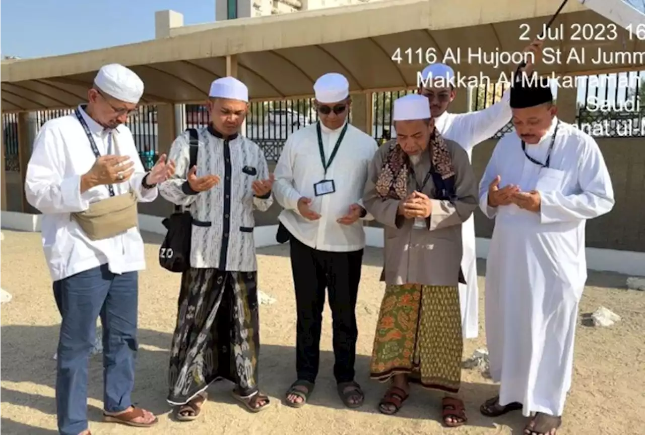 Sebelum Mendaki Jabal Nur, Anies dan Gus Najih Ziarah Makam Kiai Maimoen Zubair