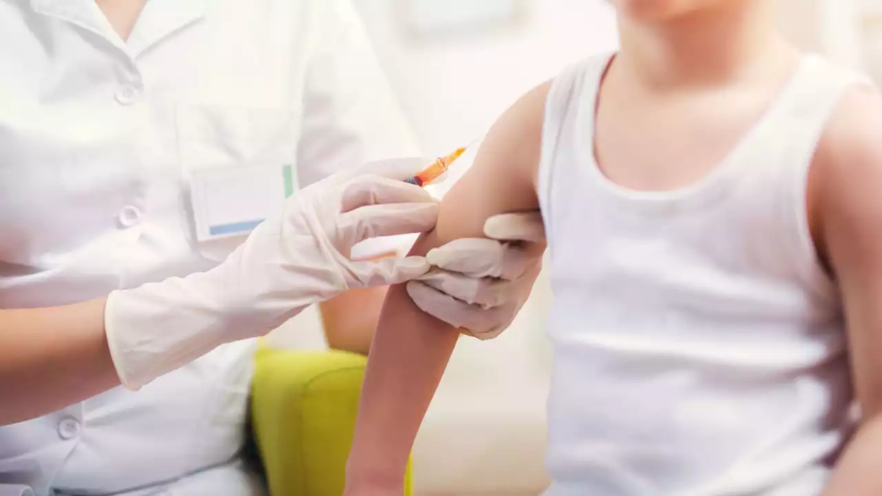 All secondary school students in England to be offered free flu vaccine