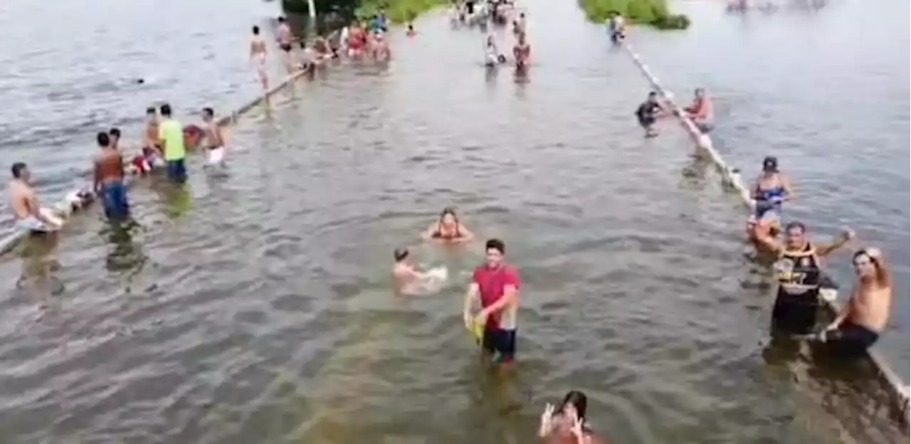 Carlos Madeiro - População faz a festa com ponte alagada no semiárido de PE; veja vídeo