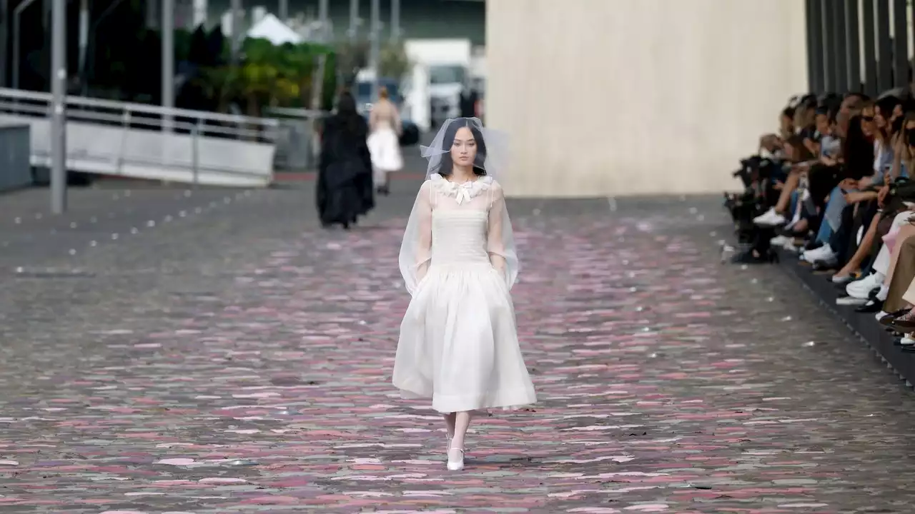 Chanel imagine une robe de mariée épurée pour son défilé haute couture automne-hiver 2023-2024