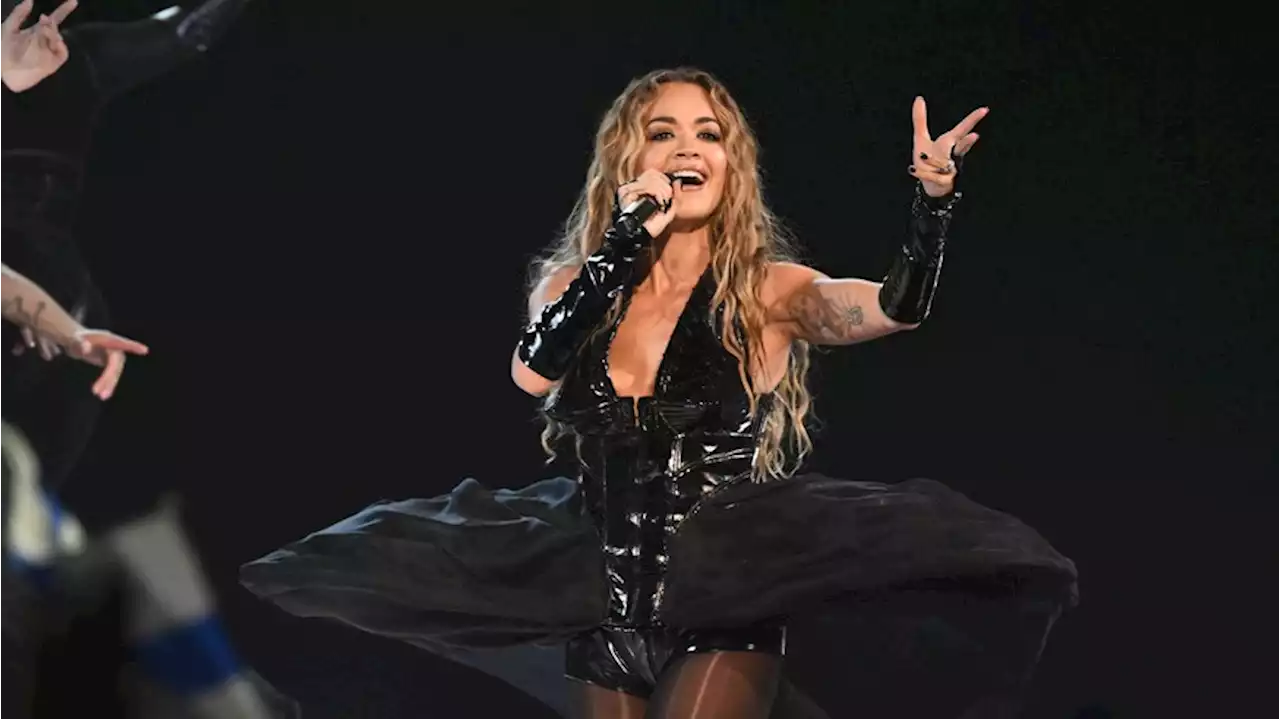 Rita Ora schockt Fans mit skurrilem Penis-Accessoire