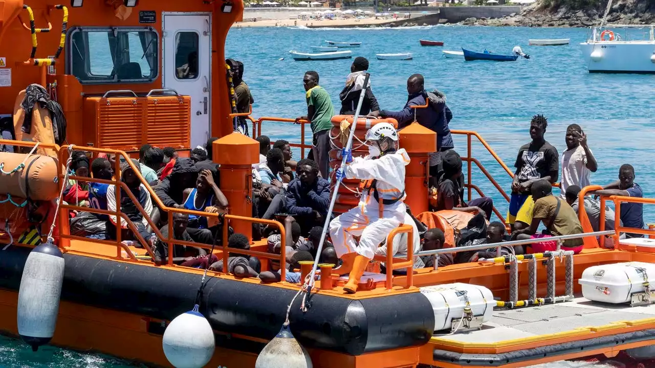 Rescatan a 187 migrantes en aguas cercanas a las Islas Canarias