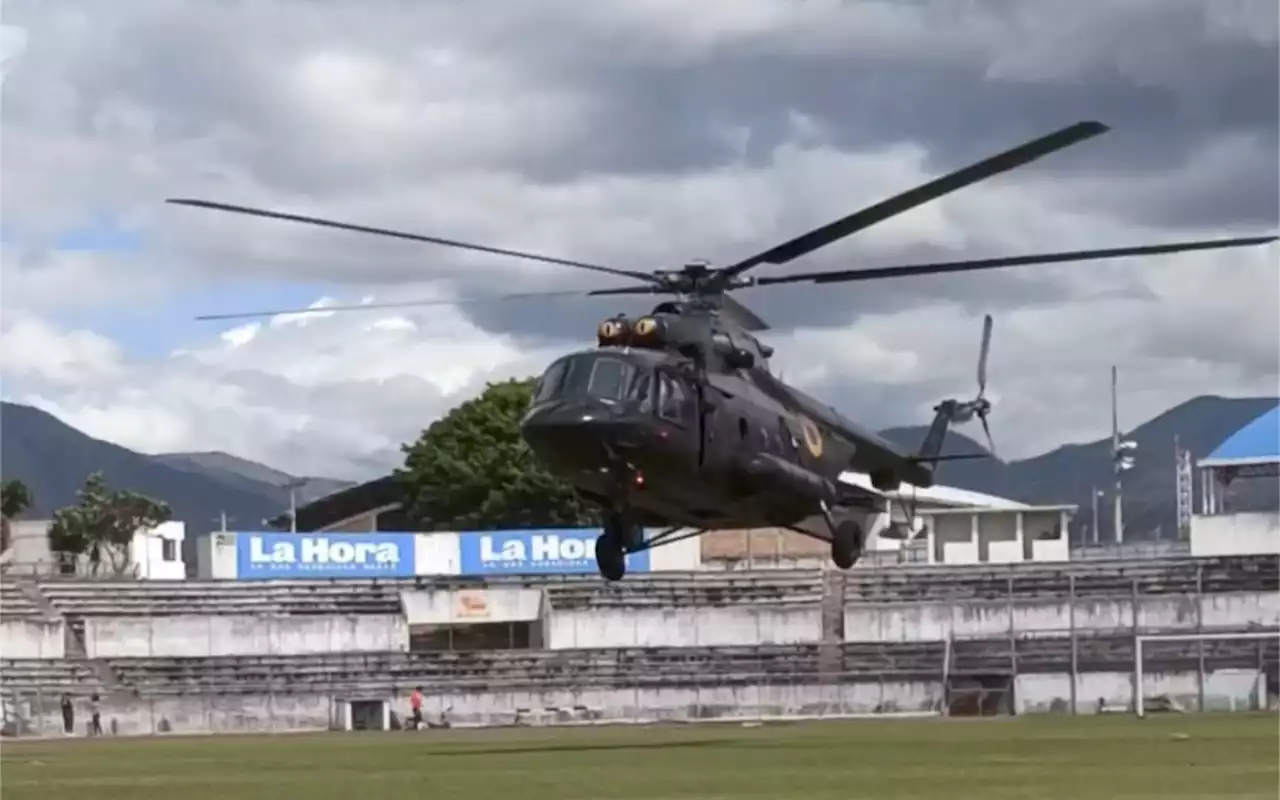 Aterriza helicóptero en estadio de Ecuador e interrumpe partido de fútbol | Video