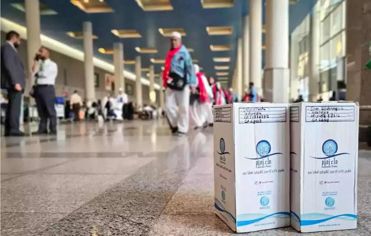 Jemaah Haji Terima 5 Liter Zamzam Tambahan di Kantor Kemenag