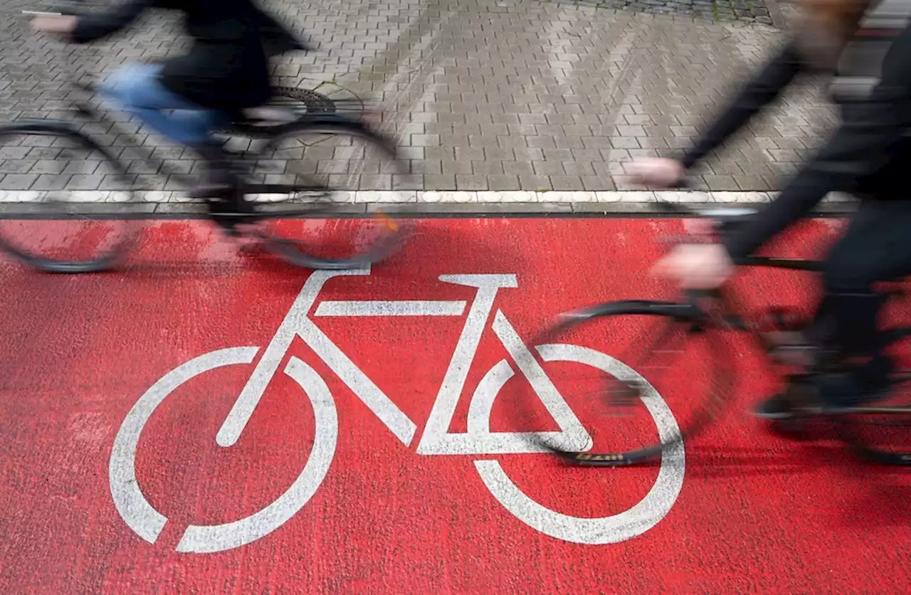 Berlin-Mitte: Busfahrer fährt Radfahrerin über den Fuß und begeht Fahrerflucht