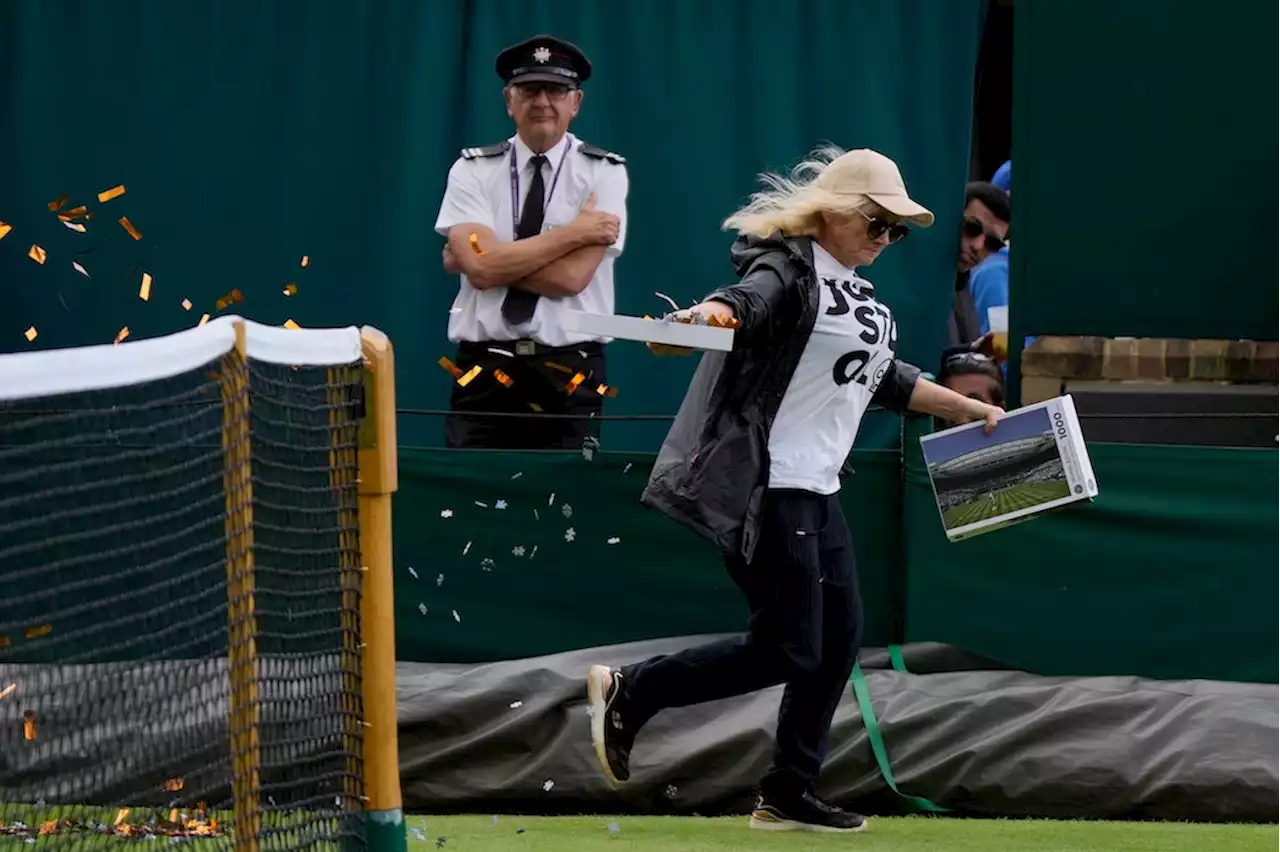 Protest mit Konfetti: Klima-Aktivisten stürmen Tennisfeld in Wimbledon