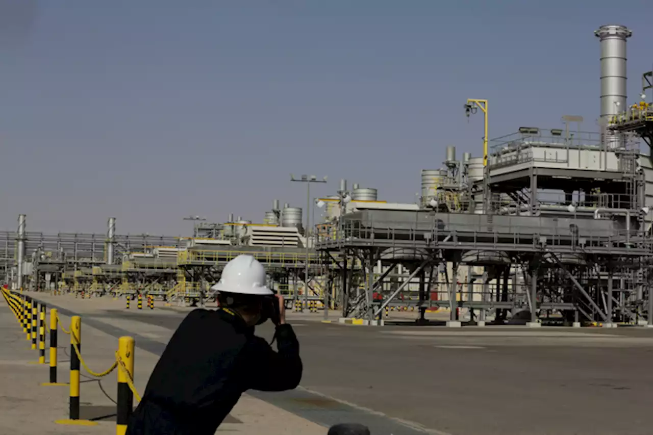 Saudi, Russia cut oil supply again in bid to boost prices | Associated Press