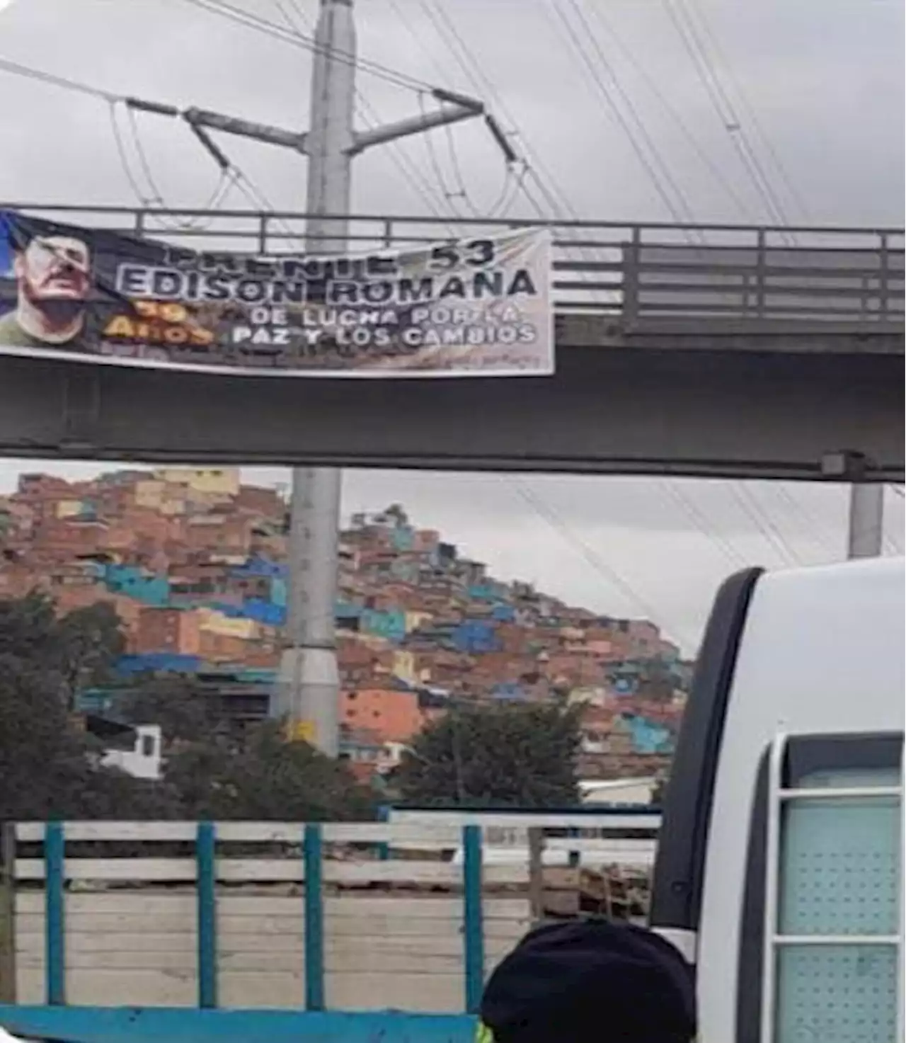 Pancarta de las disidencias Farc fue colgada en un puente peatonal en Ciudad Bolívar