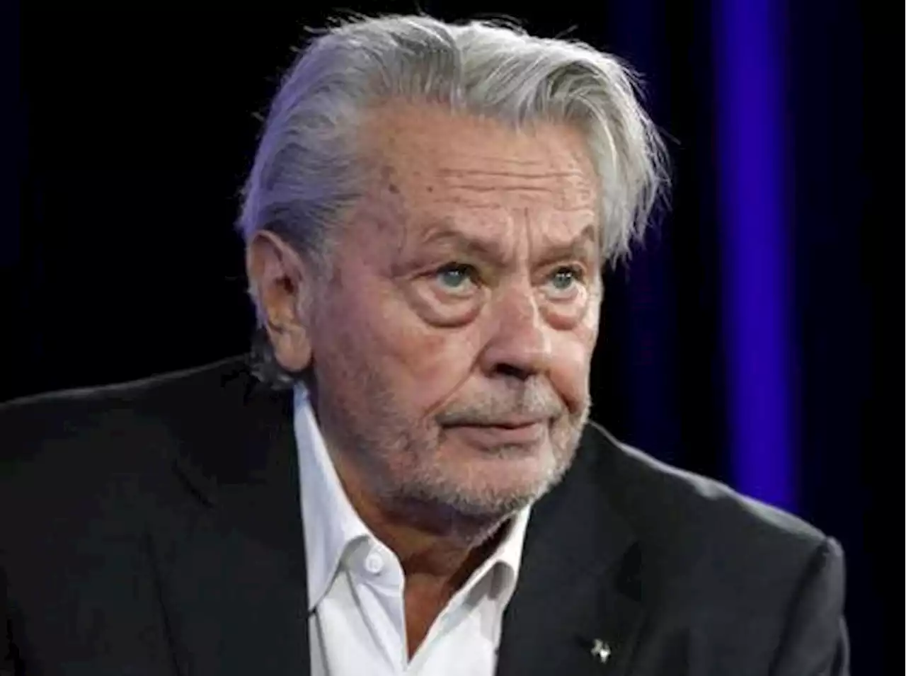 I figli di Alain Delon denunciano la badante per molestie e violazione della corrispondenza