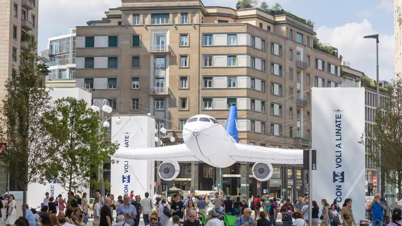 «Il metrò ti cambia la vita», a Milano la festa per la M4 a San Babila: il viaggio del primo giorno della tratta