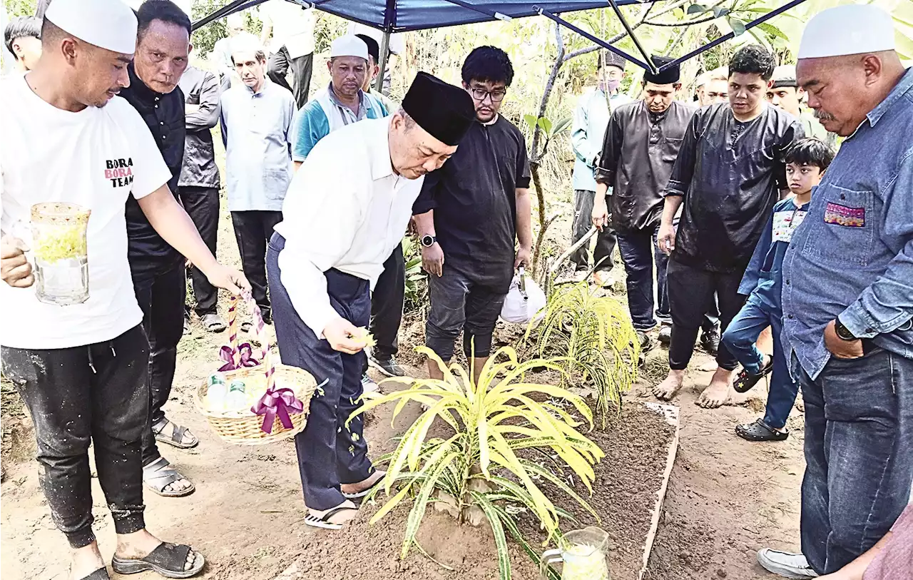 Hajiji pays last respects to late Ghapur