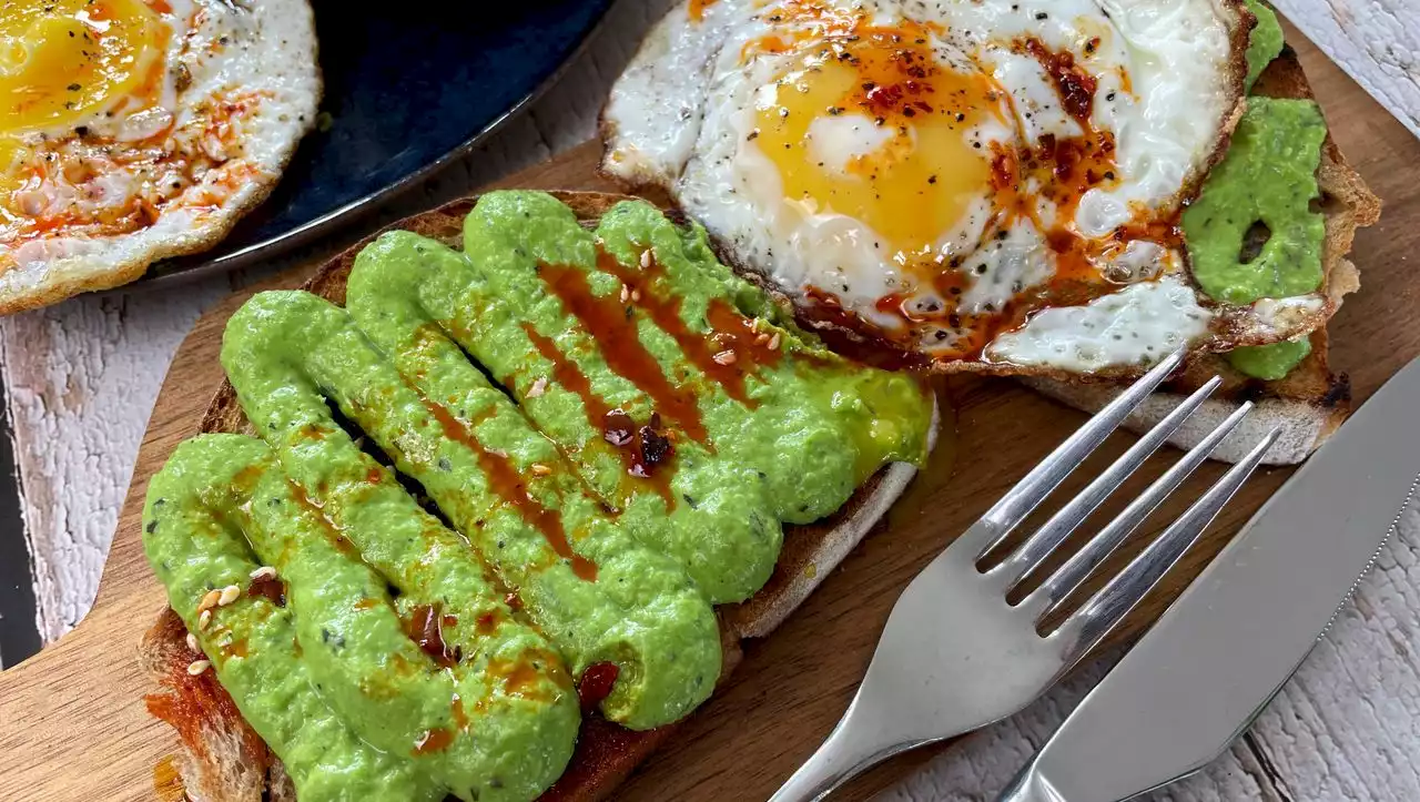 Günstiges Rezept: Leckerer Erbsentoast als Avocado-Alternative – für 1,80 Euro