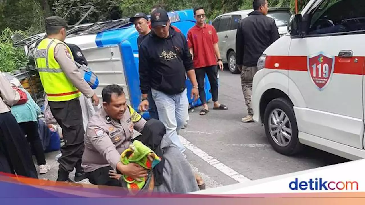 Elf Penuh Penumpang Kecelakaan di Magetan, Sejumlah Orang Luka