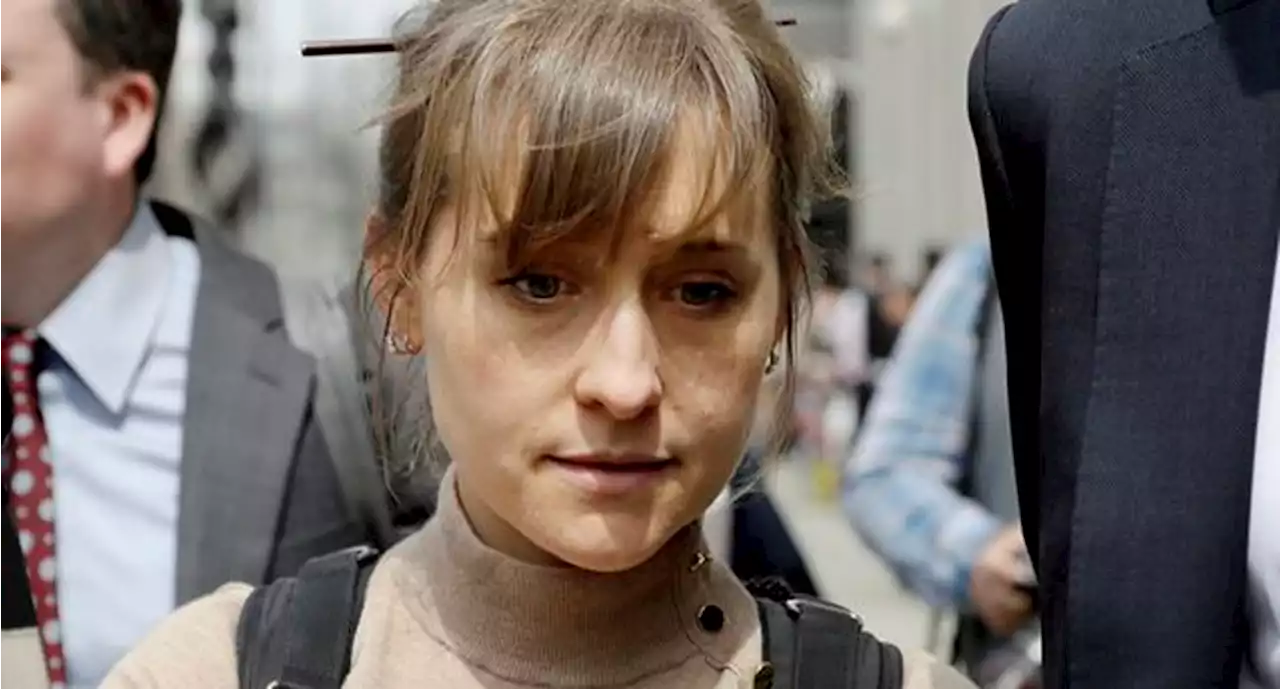 Sale de prisión Allison Mack, actriz de 'Smallville', vinculada al grupo de culto NXIVM