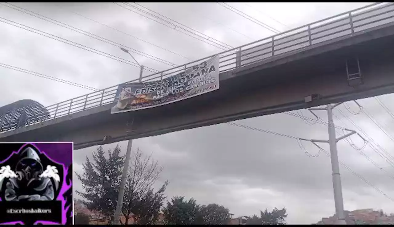 Cuelgan pancarta de la Segunda Marquetalia en puente de Bogotá