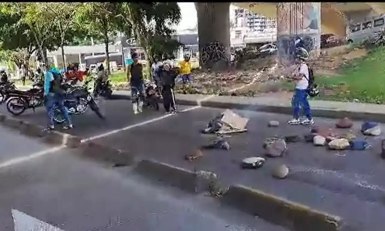 Caos en Bucaramanga: papa bomba, bloqueo de vías y piedras lanzadas por muerte de joven