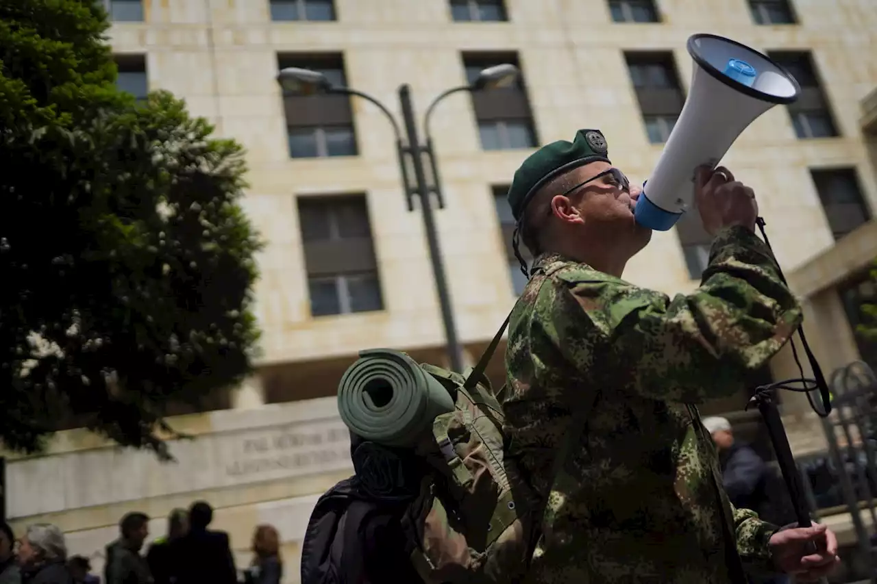 Militares pensionados protestan por la suspensión del pago de la 'Mesada 14'