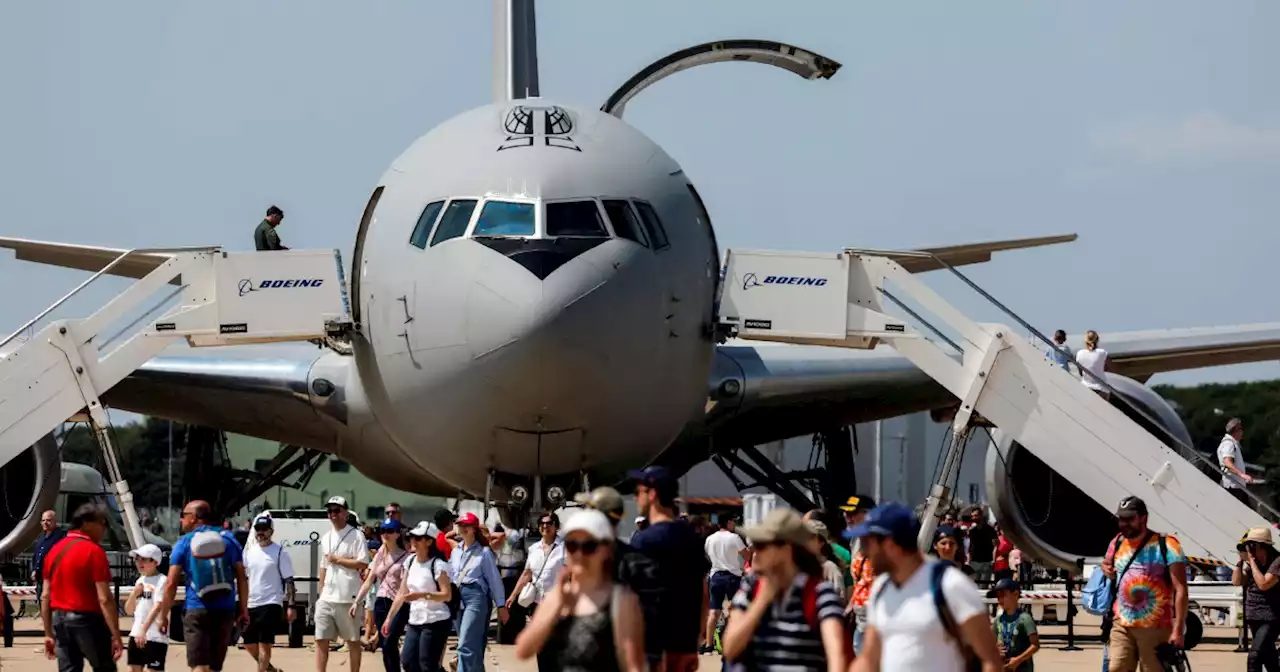 Ponticello aereo da 20 km. Niente file per ufficiali e vip - Il Fatto Quotidiano