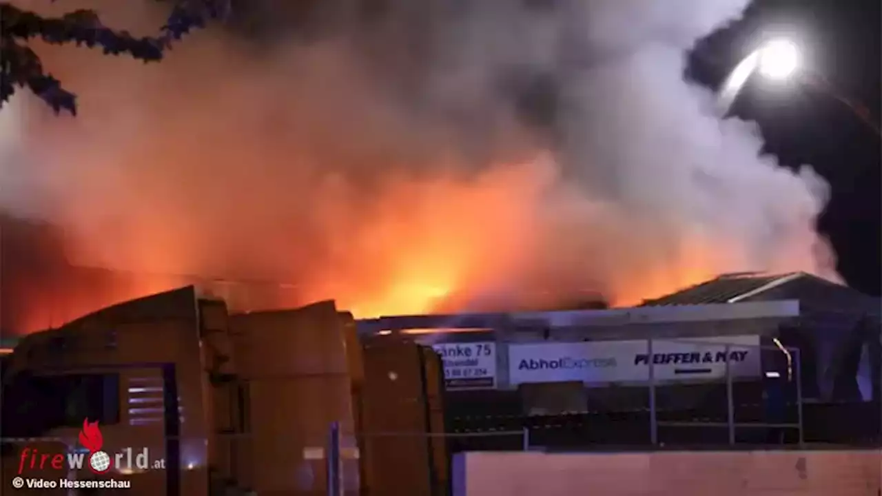 D: Rund 220 Kräfte bei zeitintensiven Großfeuer in Recyclingbetrieb in Frankfurt am Main