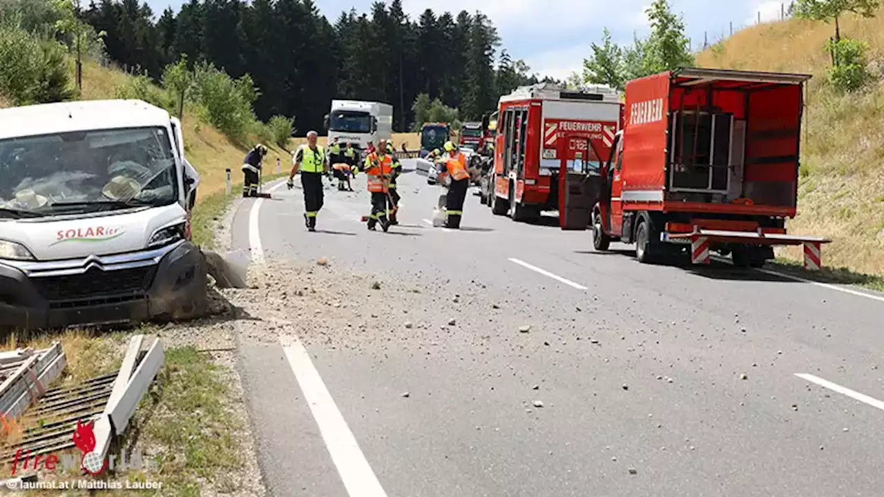 Oö: Versetzte Frontalkollision zwischen Kleintransporter und Pkw in Edt bei Lambach