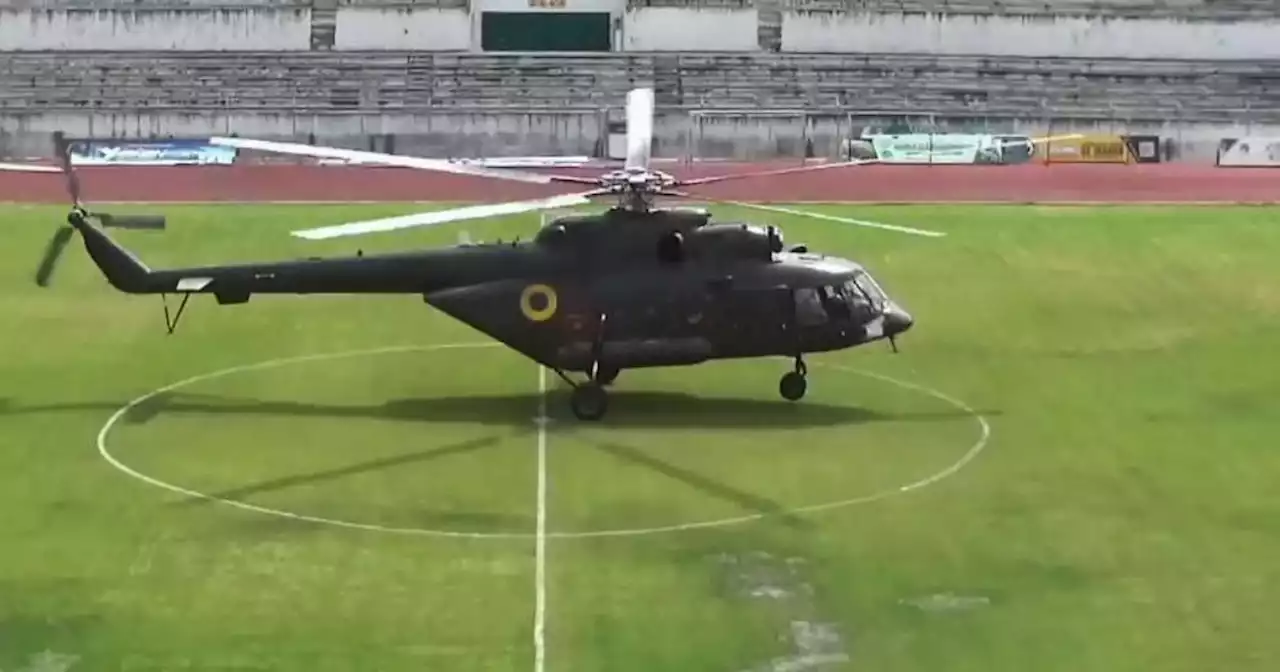 ¡De no creerse! Un helicóptero aterrizó de emergencia en pleno partido de futbol en Ecuador (VIDEO)