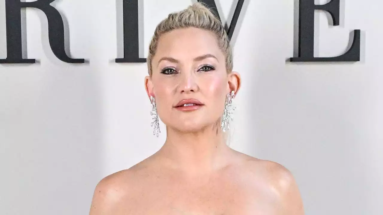 Kate Hudson Wore a Tube Top at Paris Fashion Week