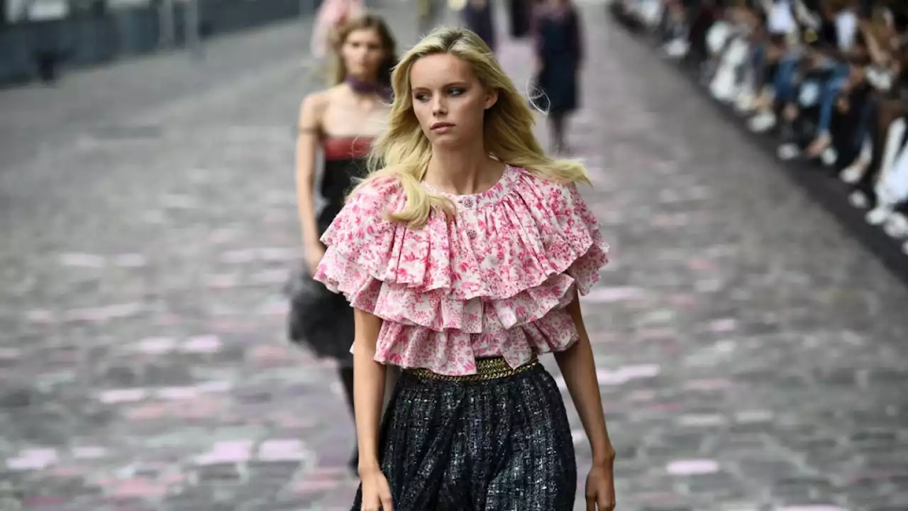 La Alta Costura de Chanel, un homenaje a París y toques 'Barbiecore'