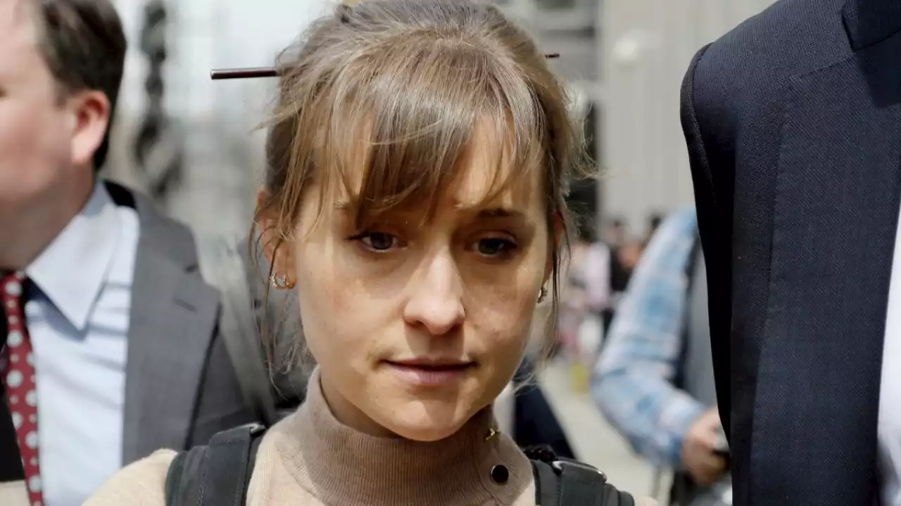 Allison Mack, estrella de 'Smallville', sale de prisión tras cumplir su condena por el caso NXIVM