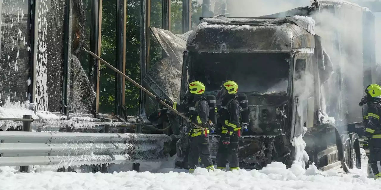 Vollsperre der A1! Brennender Lkw legt Autobahn lahm