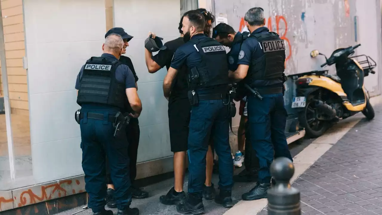 Un uomo è morto a Marsiglia, la causa sarebbe un 'flash-ball' usato dalla polizia