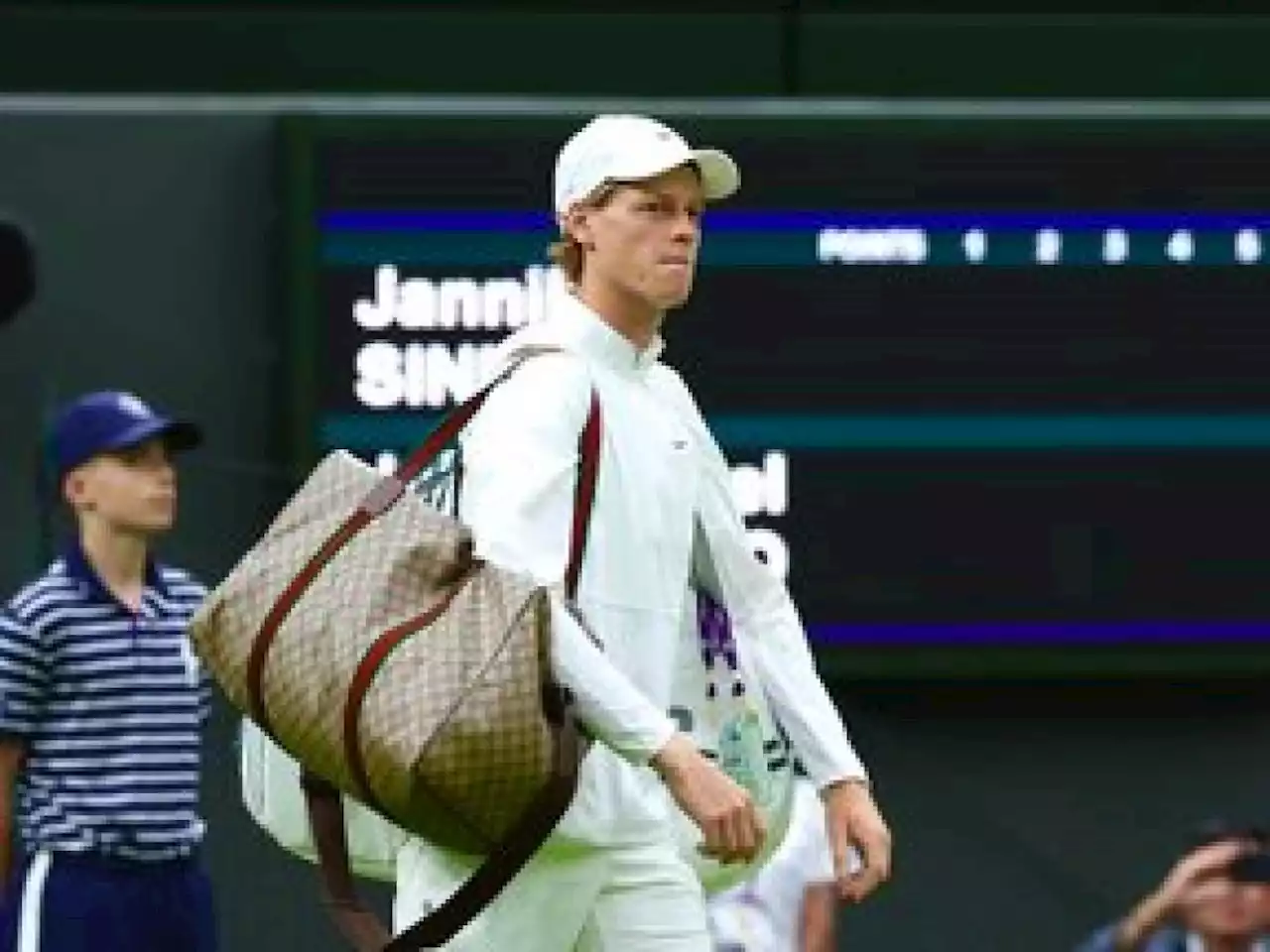 Sinner in campo a Wimbledon col borsone Gucci: scoppia la polemica social