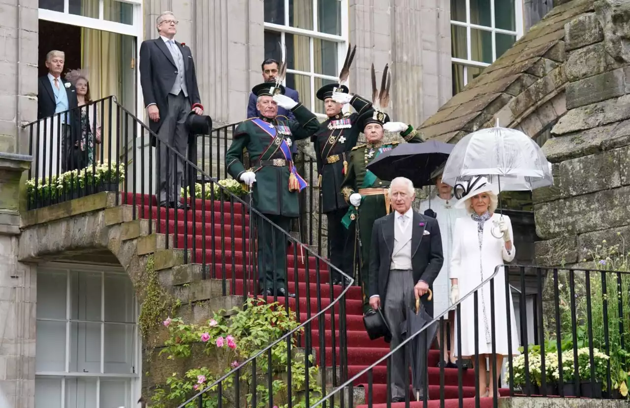 Garden Party con l’ombrello per re Carlo III e la regina Camilla in Scozia - iO Donna