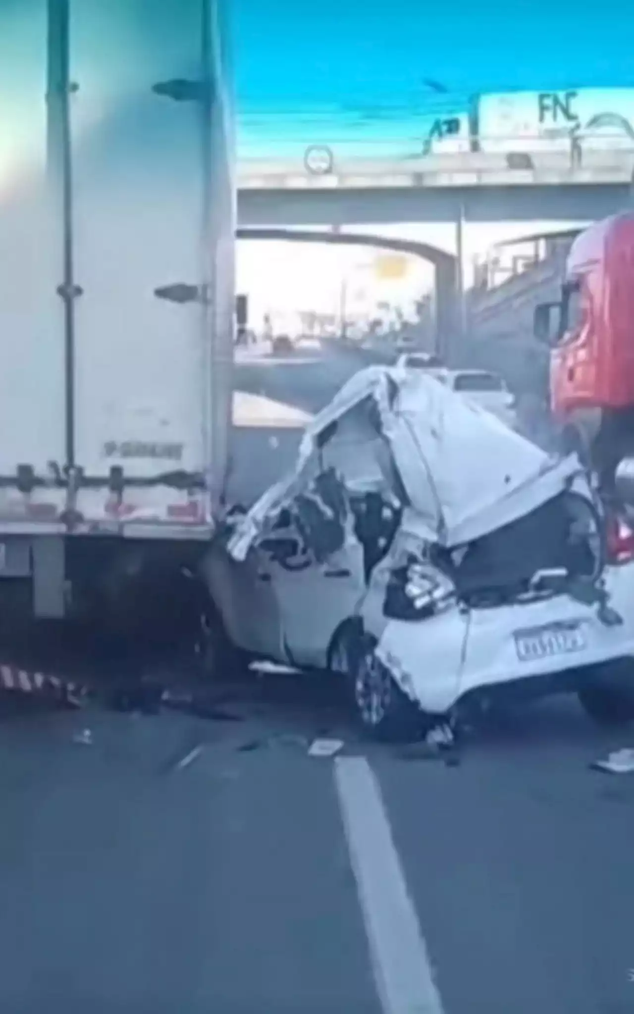 Motorista morre em grave acidente com carreta na Dutra | Rio de Janeiro | O Dia