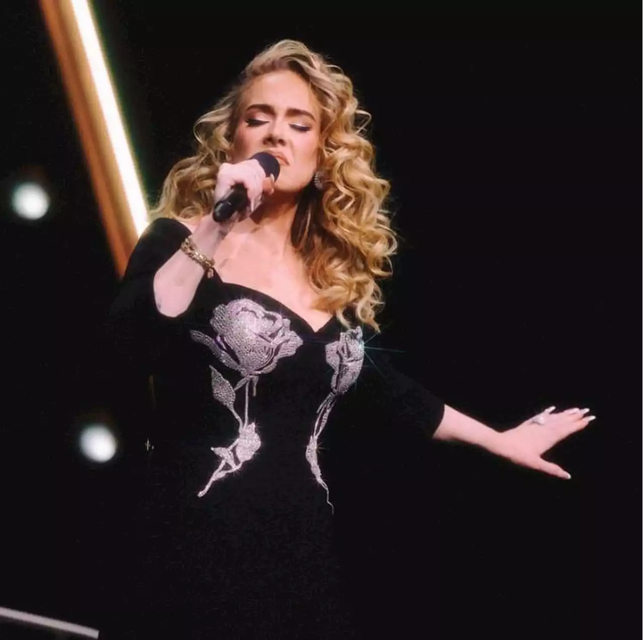 Adele pede aos fãs que ‘parem de jogar’ objetos nos artistas em shows