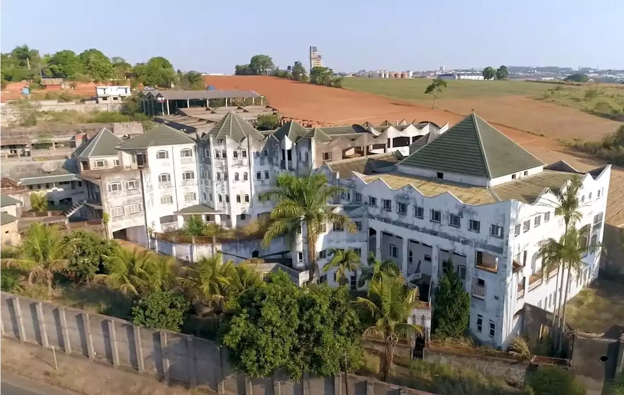 Após encalhar em leilão, castelo de José Rico é colocado à venda por metade do preço