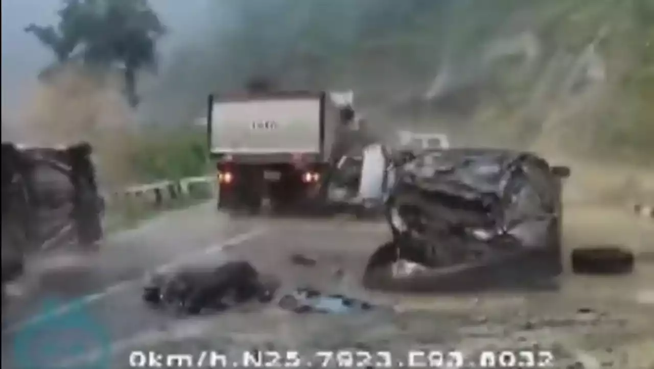 Deux morts, trois blessés : la vidéo choc de trois voitures broyées par une chute de rochers en Inde