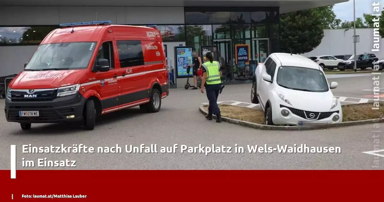 Einsatzkräfte nach Unfall auf Parkplatz in Wels-Waidhausen im Einsatz | laumat|at