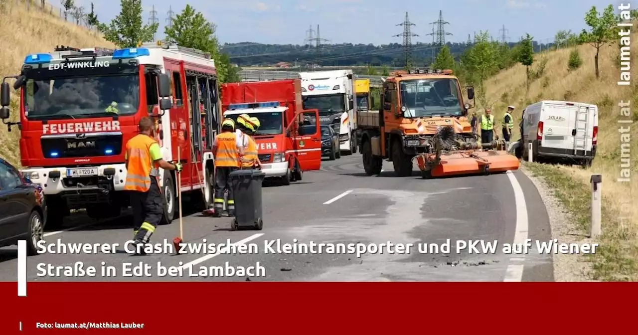 Schwerer Crash zwischen Kleintransporter und PKW auf Wiener Straße in Edt bei Lambach | laumat|at