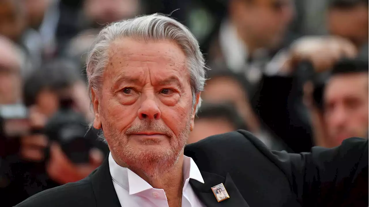 Les enfants d’Alain Delon portent plainte pour « harcèlement moral » contre sa dame de compagnie