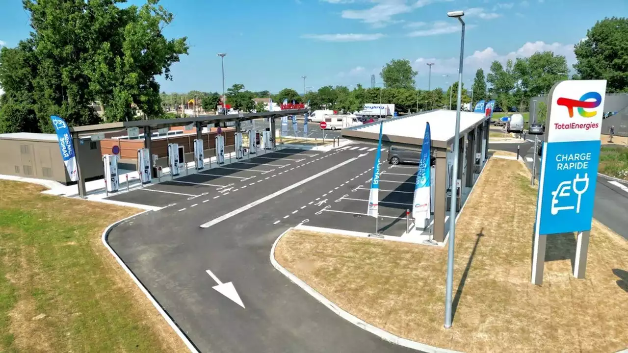 TotalEnergies investit dans des bornes de recharge électrique haute puissance à Mâcon