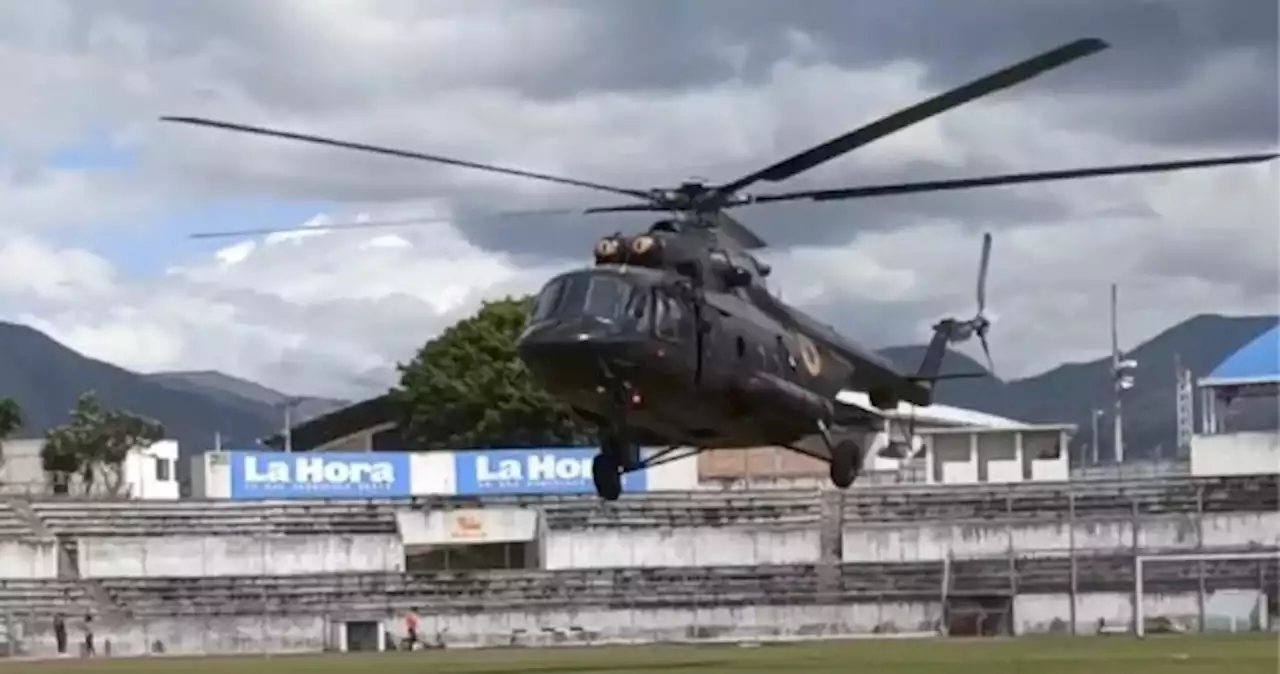 Helicóptero aterrizó en un estadio de Ecuador e interrumpió un partido