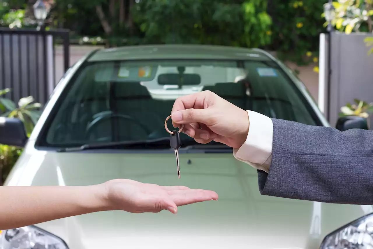 What paperwork do I need to sell or buy a used car privately in Canada?