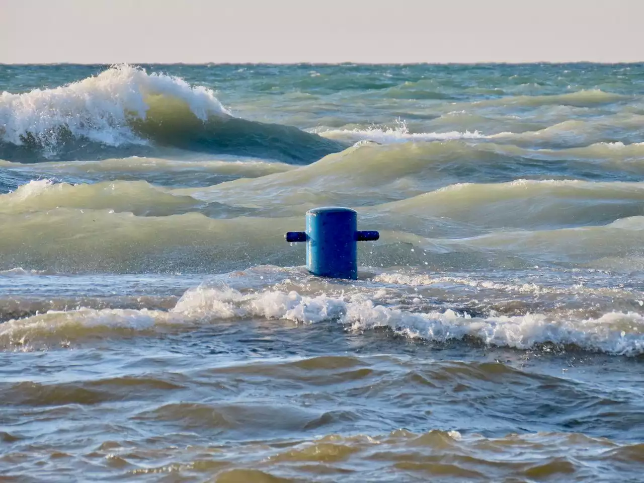 Man drowns after jumping into Lake Michigan to help child