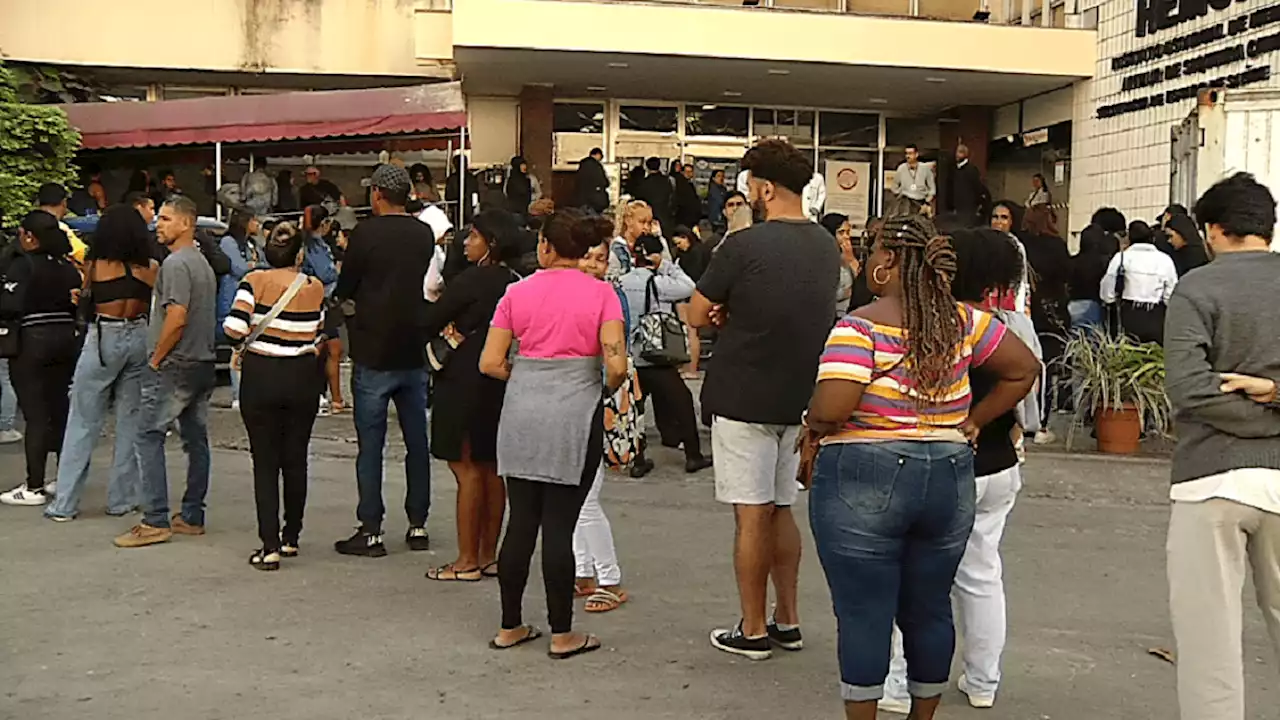 Fãs da cantora Ludmilla lotam filas do Hemorio para conseguirem ingresso de show