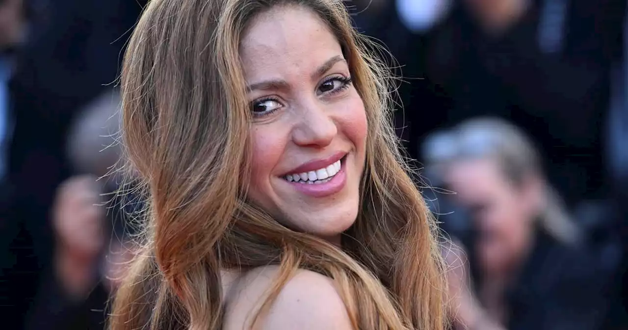 “Te vistió el enemigo”: Shakira se convirtió en el centro de las críticas por ‘creativo’ vestuario en la semana de la moda