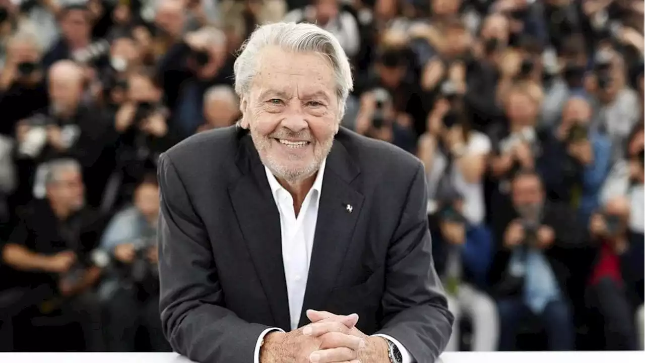 Alain Delon, i figli dell’attore denunciano la sua badante per molestie