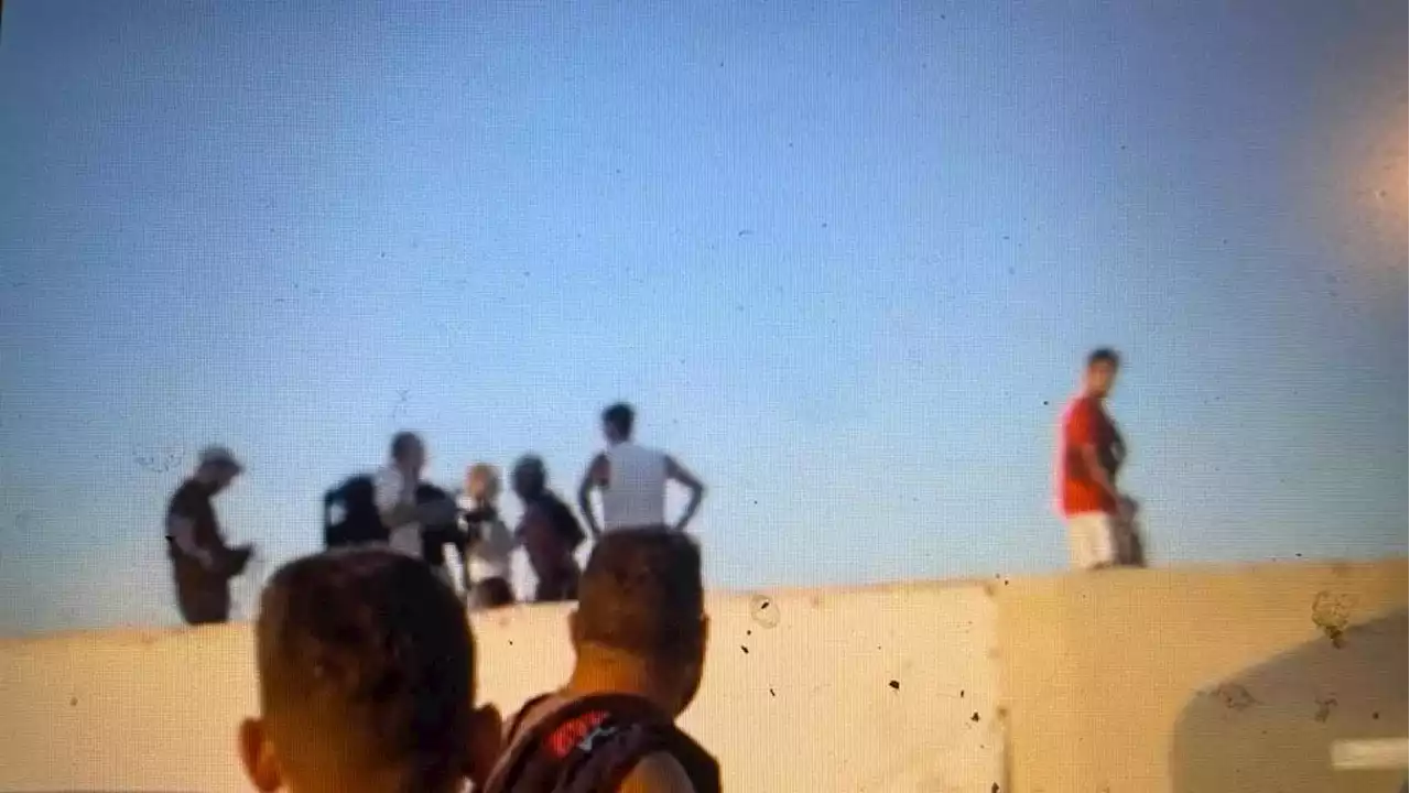 Migranti, troupe del Tg1 aggredita a Lampedusa: “Smettetela di parlare di neri”