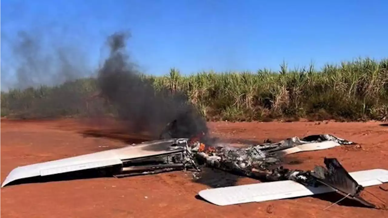 PR: Avião suspeito é perseguido pela FAB e faz pouso forçado; piloto incendeia aeronave