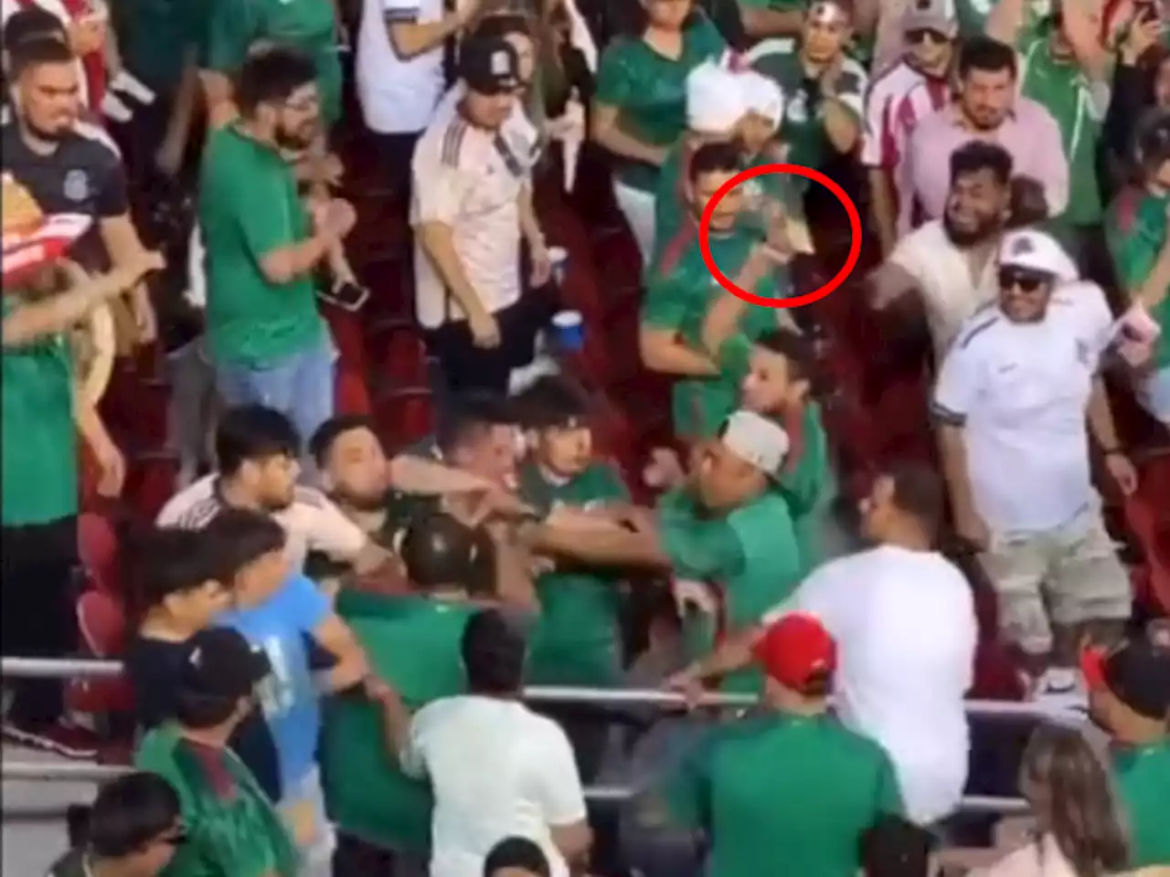 Torcedor é esfaqueado em briga durante jogo entre México e Catar; assista